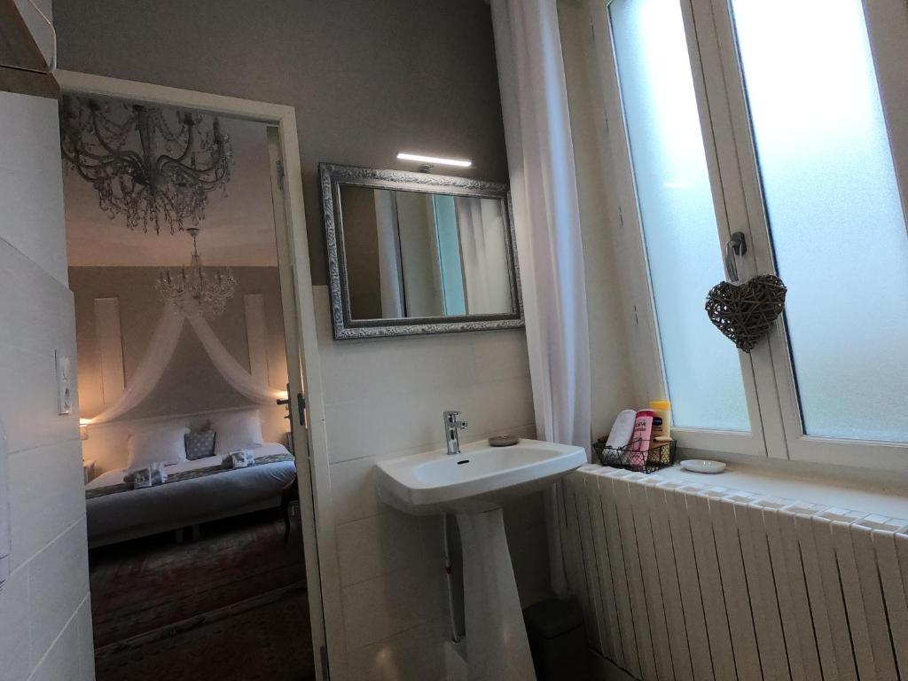 Le 31 B&B Amboise Centre - Triple Room With Private Bathroom