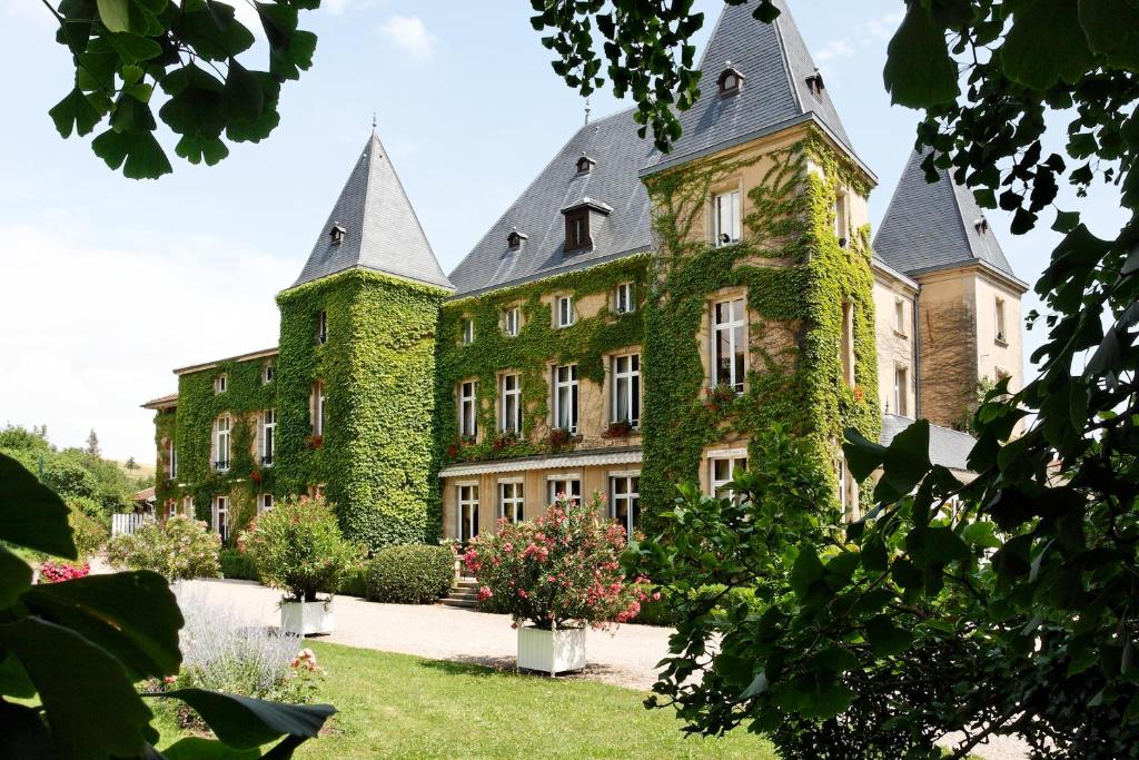 a building with ivy on the side of it at Château d'Adomenil in Rehainviller