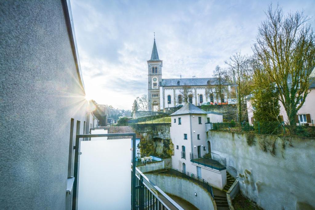 desde el balcón de un edificio con iglesia en Il Mare appart hotel 8, en Luxemburgo