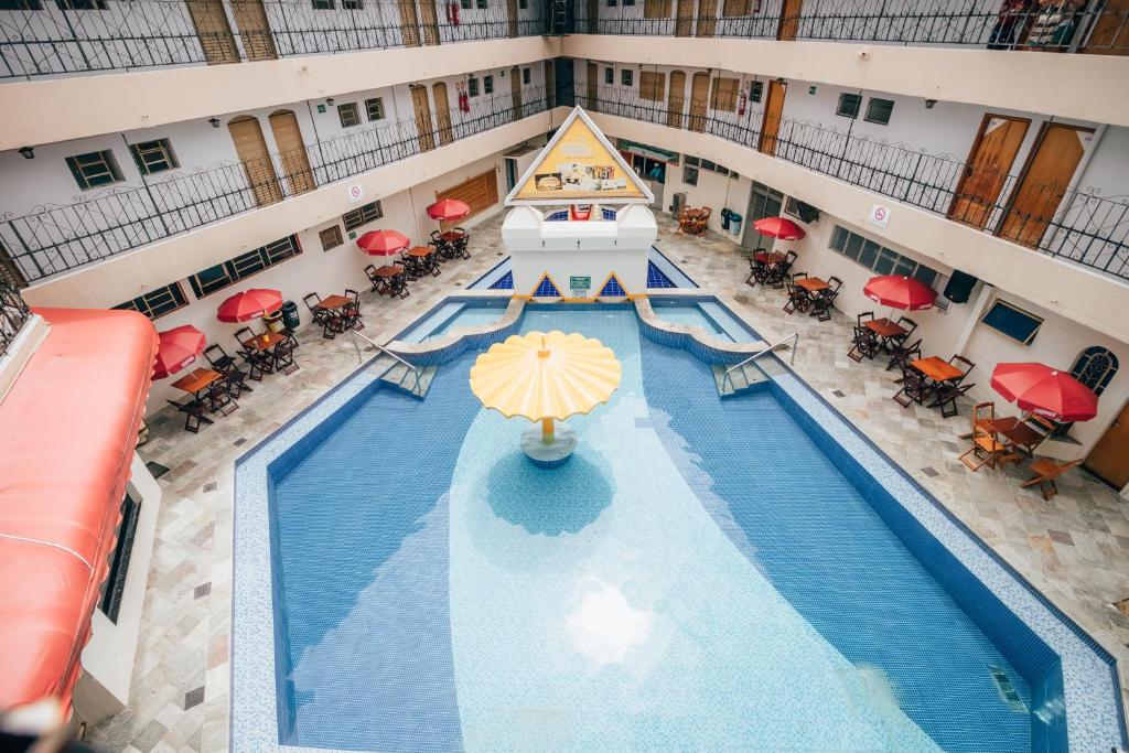 una vista aérea de una piscina del hotel con sombrilla en Hotel Triângulo, en Caldas Novas