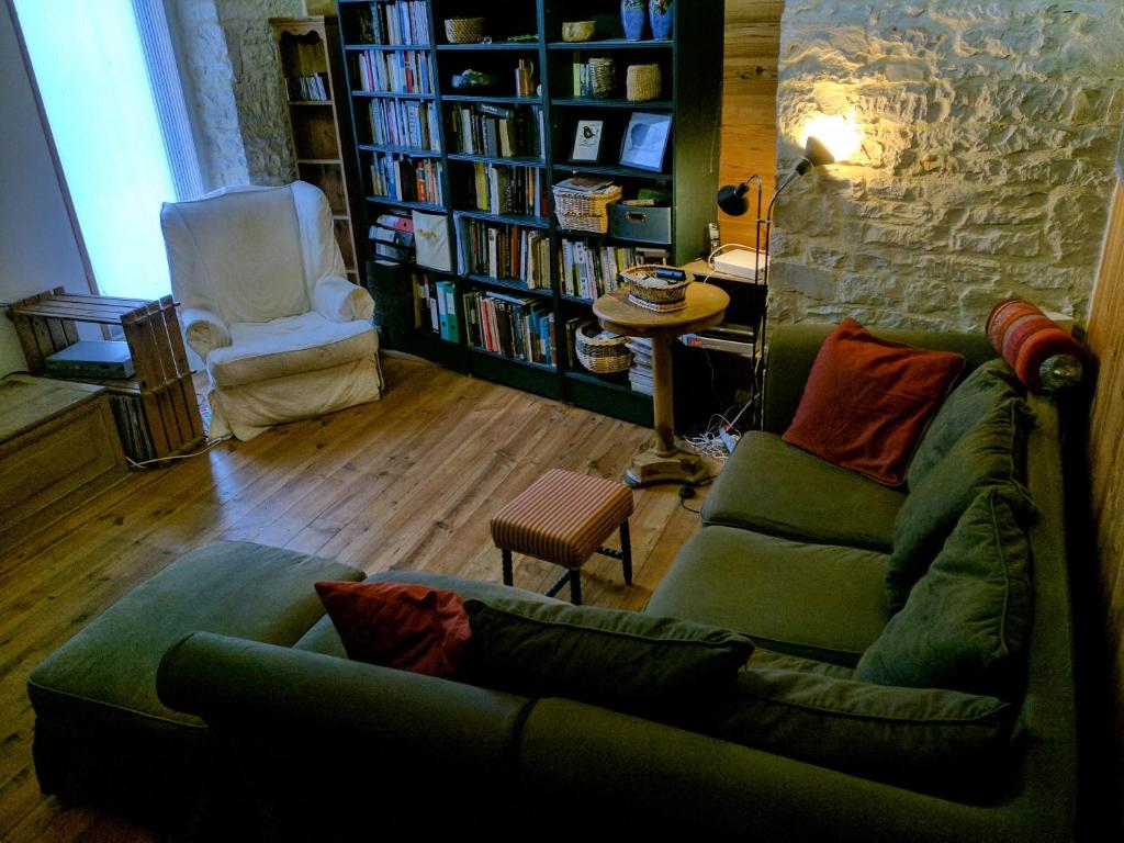 ein Wohnzimmer mit einer grünen Couch und einem Stuhl in der Unterkunft The Bean Barn in Arçais