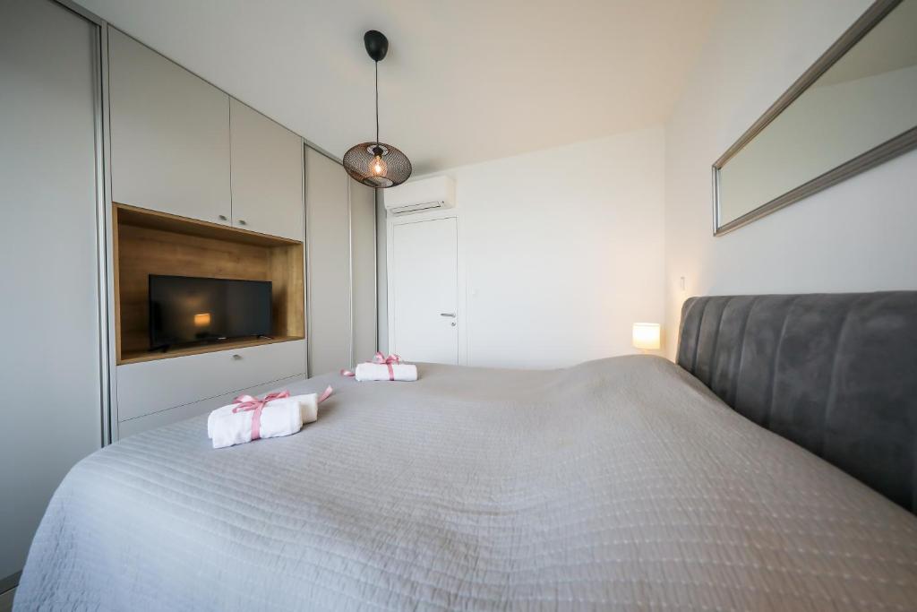 Łóżko lub łóżka w pokoju w obiekcie Allegro Exclusive Suite 2 With Private Parking and Balcony