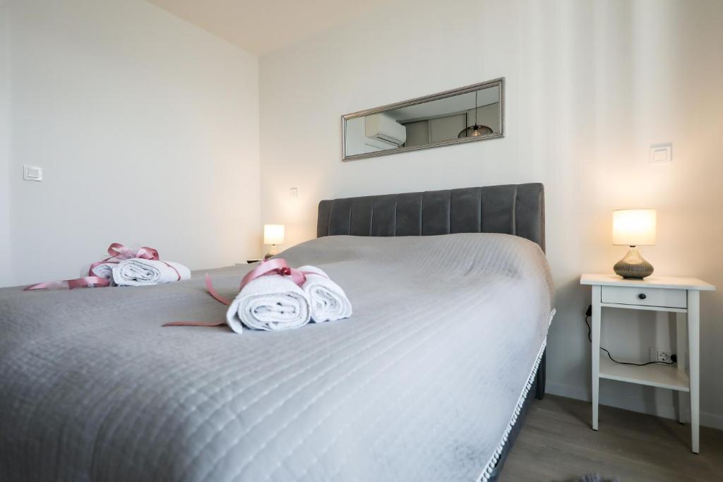 Łóżko lub łóżka w pokoju w obiekcie Allegro Exclusive Suite 2 With Private Parking and Balcony