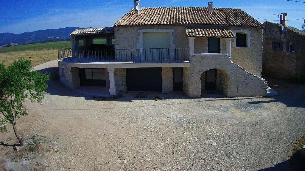 une maison avec balcon sur un chemin de terre dans l'établissement La Fenière, à Sault