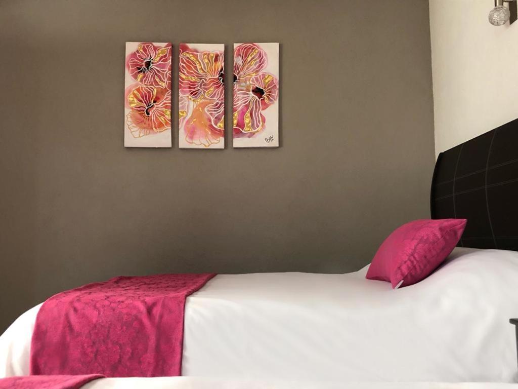 Postel nebo postele na pokoji v ubytování Hotel Bugambilias Rooms