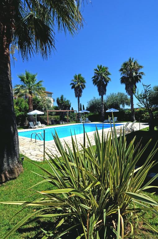 Bazén v ubytování Villa Eftichia Hotel Apartments & Studios nebo v jeho okolí
