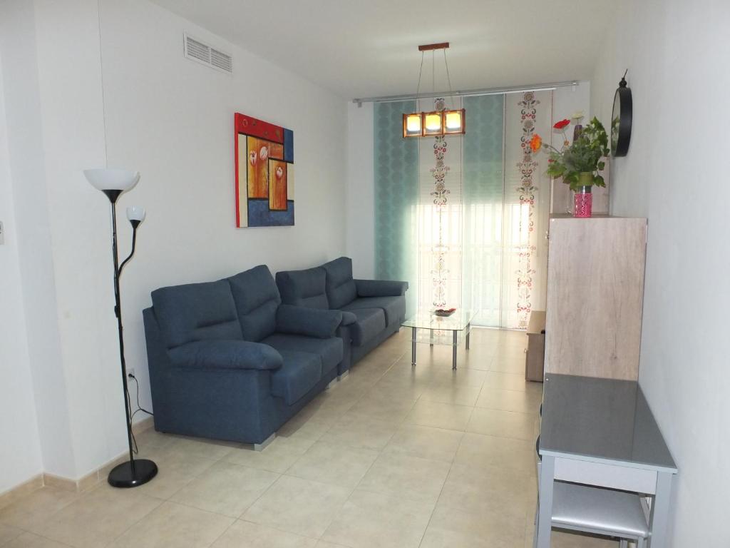 ミハス・コスタにあるApartamento Mijas Costa, Las Lagunasのリビングルーム(青いソファ、テーブル付)