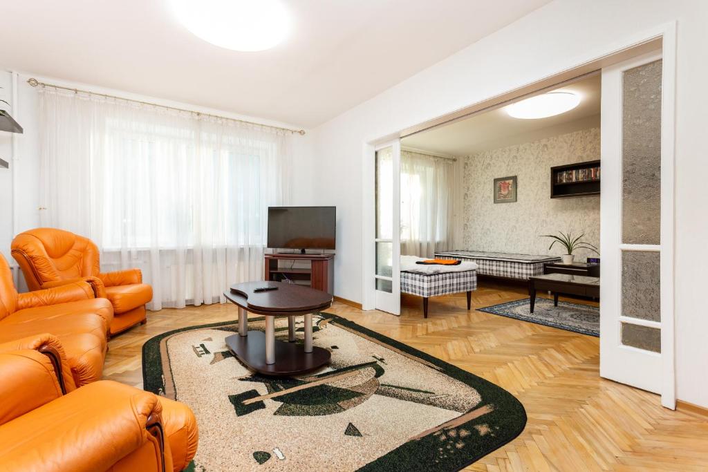 un soggiorno con divano e tavolo di 3 room central apartmend 90m2 parking for one car a Tallinn