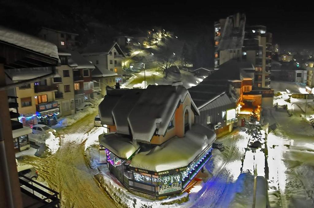Una ciudad de noche con nieve en la calle en Guest House Bona Fides, en Nova Varoš