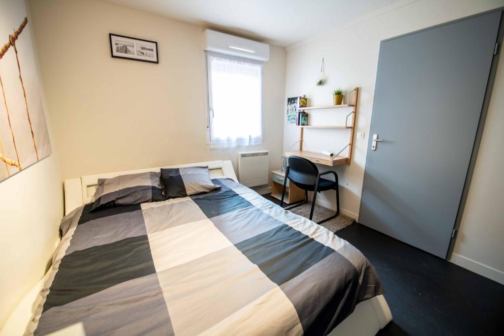 Een bed of bedden in een kamer bij Joli appartement 45m2 &agrave; Evreux