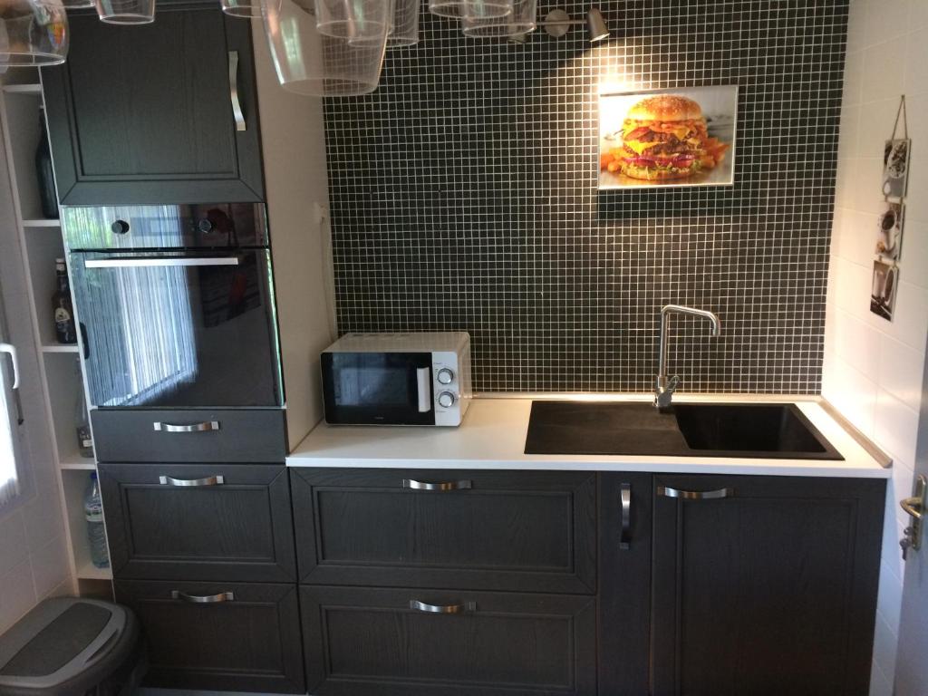 Een keuken of kitchenette bij Joli appartement 45m2 &agrave; Evreux