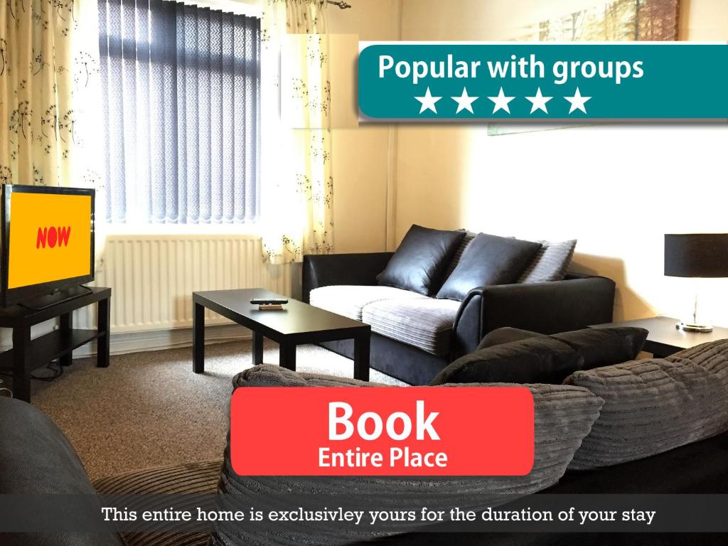 ein Wohnzimmer mit einem Sofa und einem TV in der Unterkunft Royle House by SG Property Group in Northwich