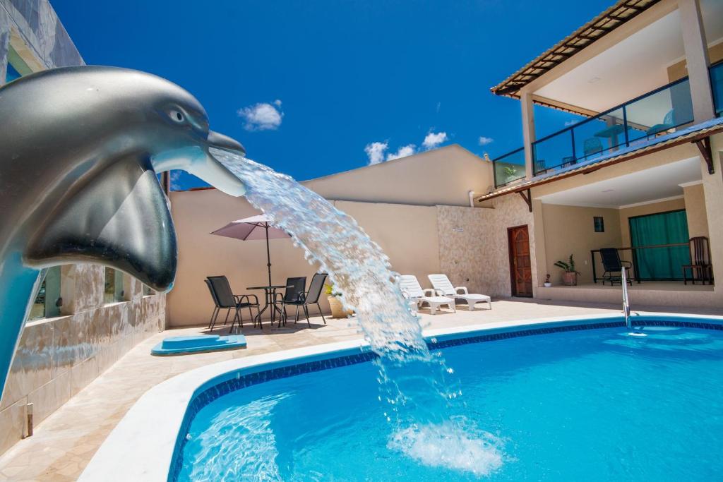 einen Delfinwasserbrunnen im Pool in der Unterkunft Pousada Tapitanga in Maragogi