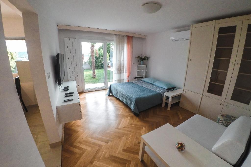 Postel nebo postele na pokoji v ubytování Garden View Apartments