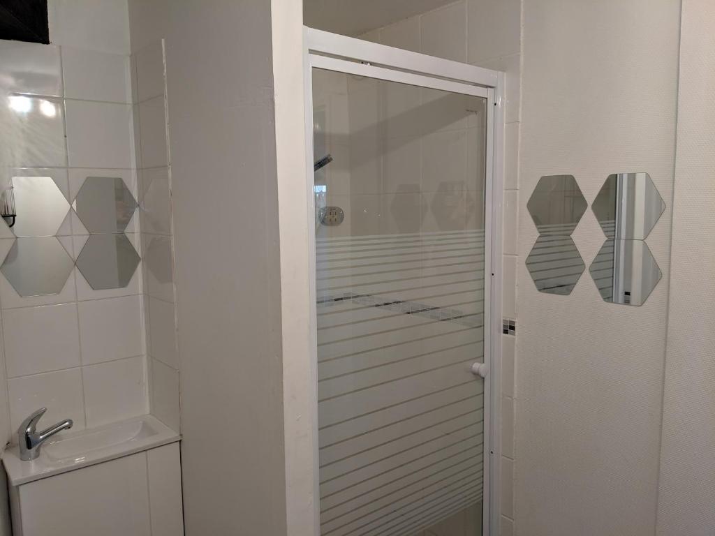 a bathroom with a shower and a glass door at Dépendance chaleureuse dans le vignoble nantais in La Haie-Fouassière