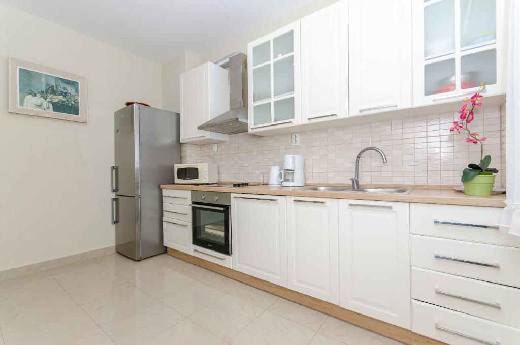 Kuchyň nebo kuchyňský kout v ubytování Apartments Ivan