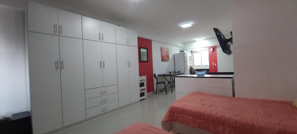 eine Küche mit weißen Schränken und einer Wand mit roten Akzenten in der Unterkunft Departamento en belgrano nuñez , sobre cabildo! in Buenos Aires