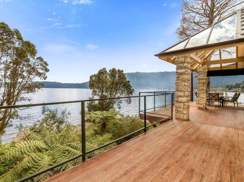 Lakefront Sublime - Lake Rotoiti Holiday Home - Housity