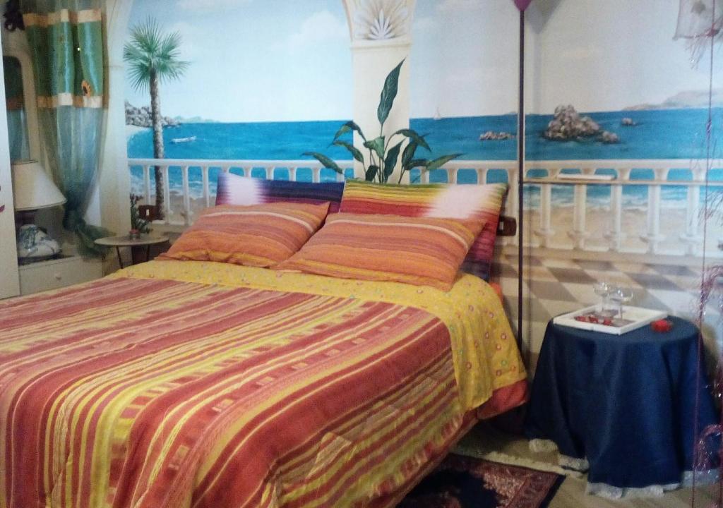 - une chambre avec un lit orné d'une peinture murale dans l'établissement B&b Fabra Casa Mia e non solo, à Falvaterra