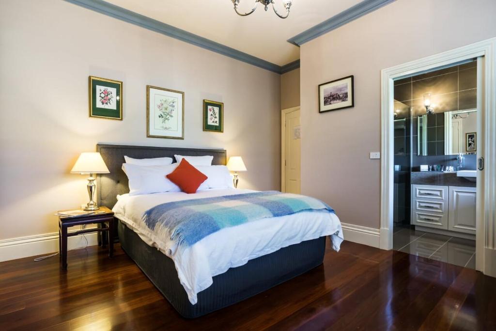 um quarto com uma cama e uma casa de banho em Tallawarra Homestead em Tonimbuc