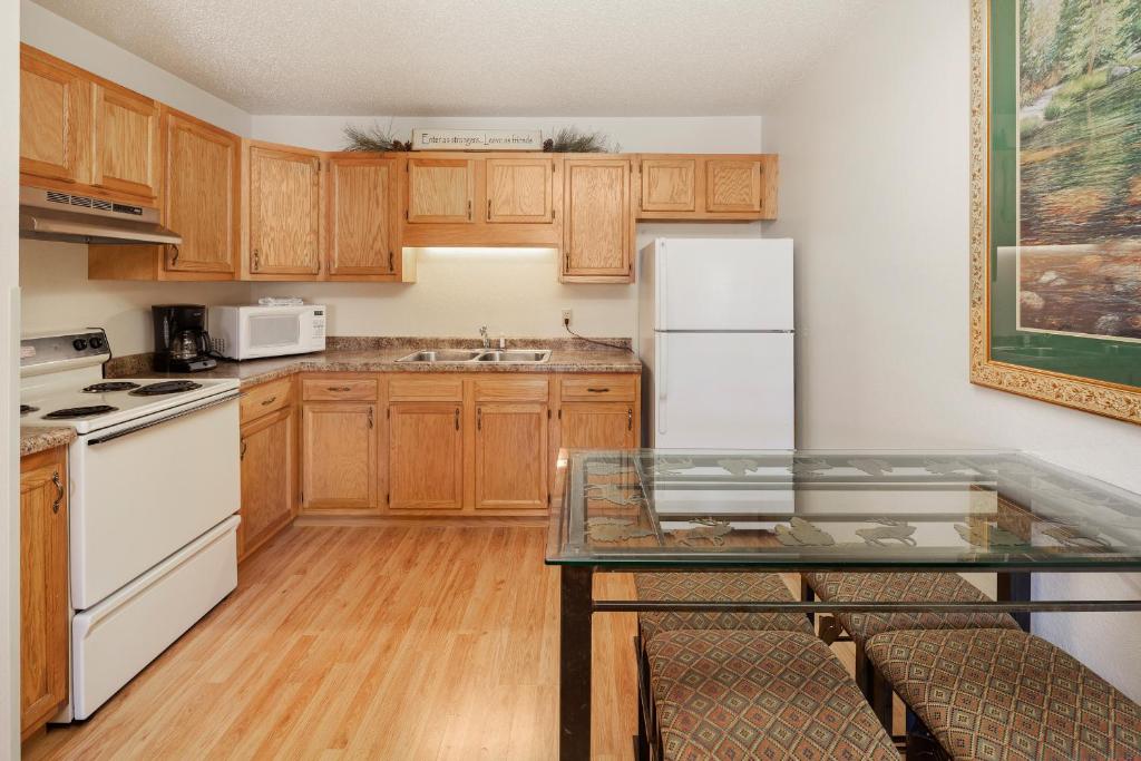 Kuchyňa alebo kuchynka v ubytovaní Black Hills Luxury Suites