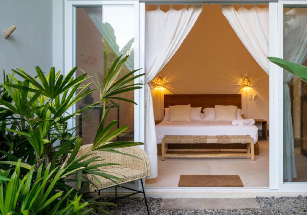 una camera da letto con un letto in una tenda di Marii Hotel Boutique a San Francisco