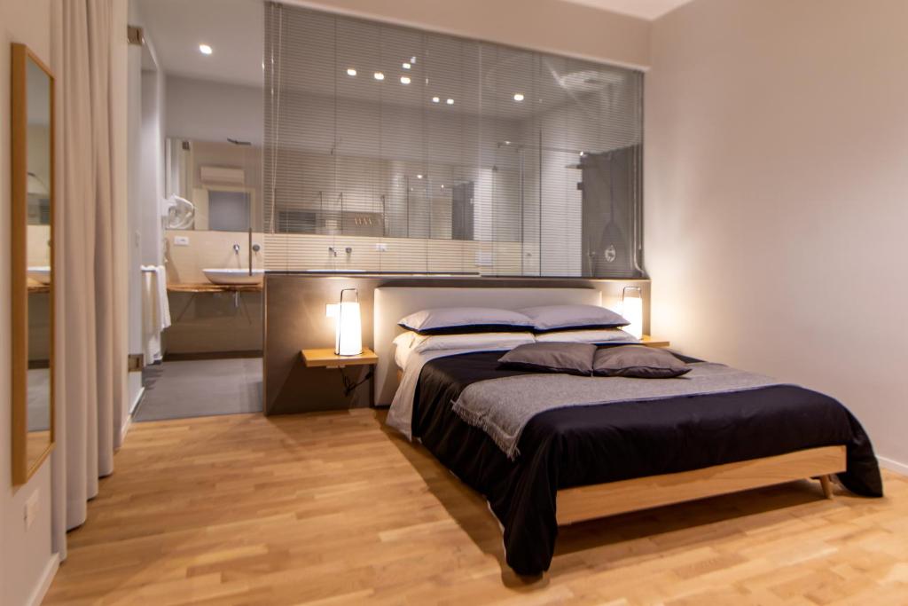 sypialnia z dużym łóżkiem i kuchnią w obiekcie Terrazza Sangiuliano w Katanii