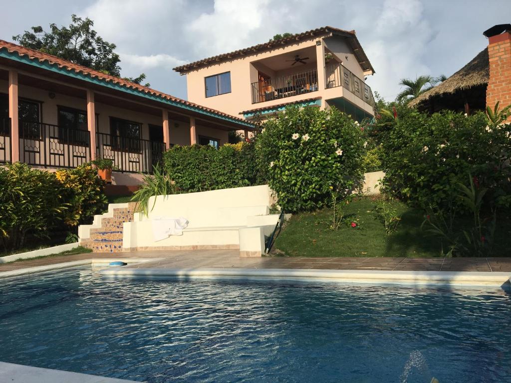 uma casa com piscina em frente a uma casa em Casa Mia at Villa Camino Alto Turbaco near Cartagena em Turbaco