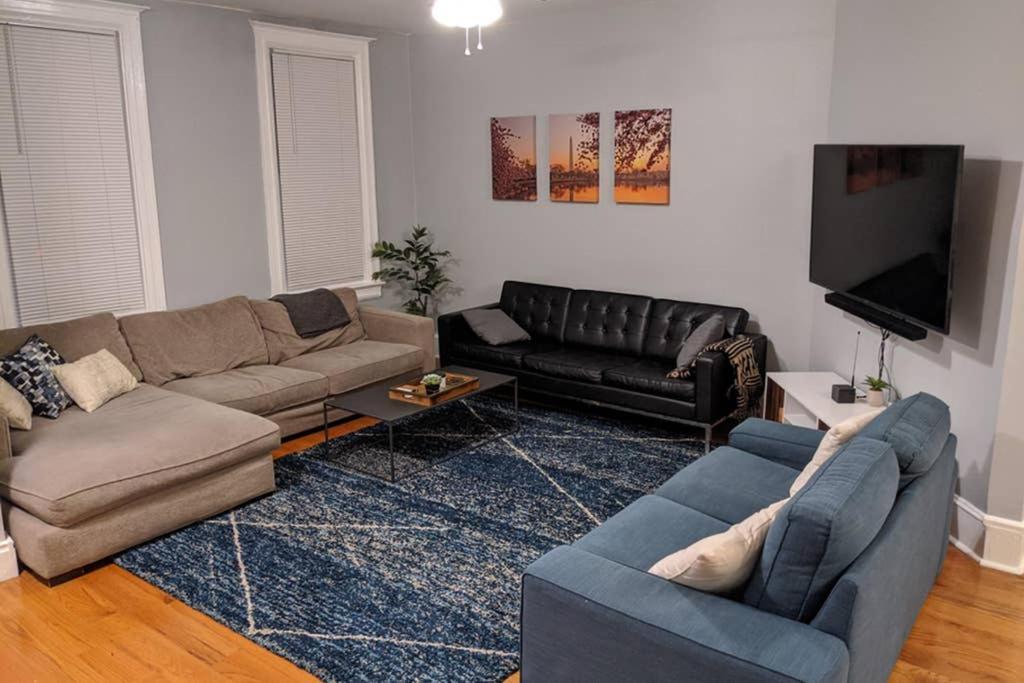 een woonkamer met banken en een flatscreen-tv bij President's Residence in Washington