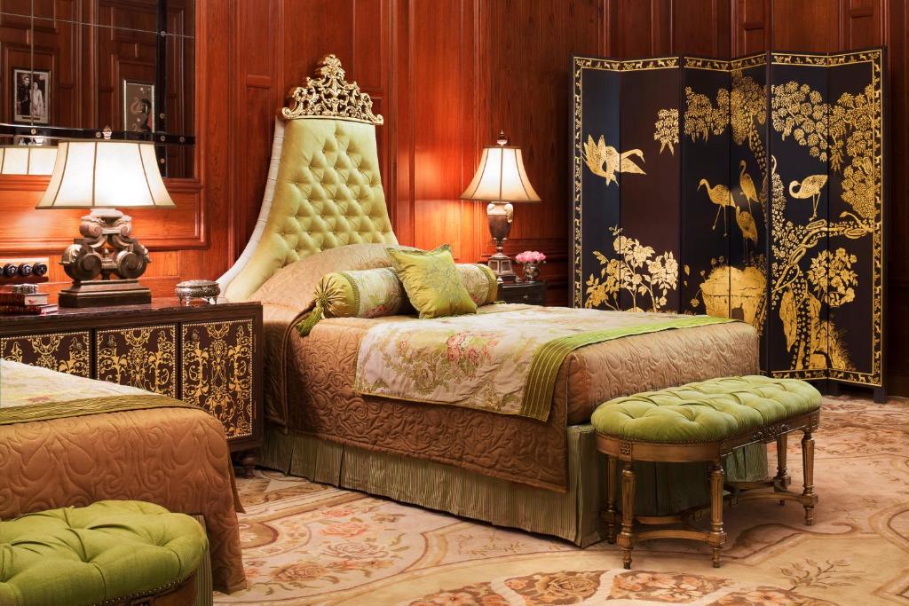 Postel nebo postele na pokoji v ubytování Rambagh Palace