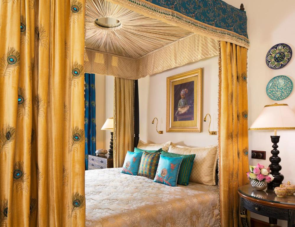 Postel nebo postele na pokoji v ubytování Rambagh Palace