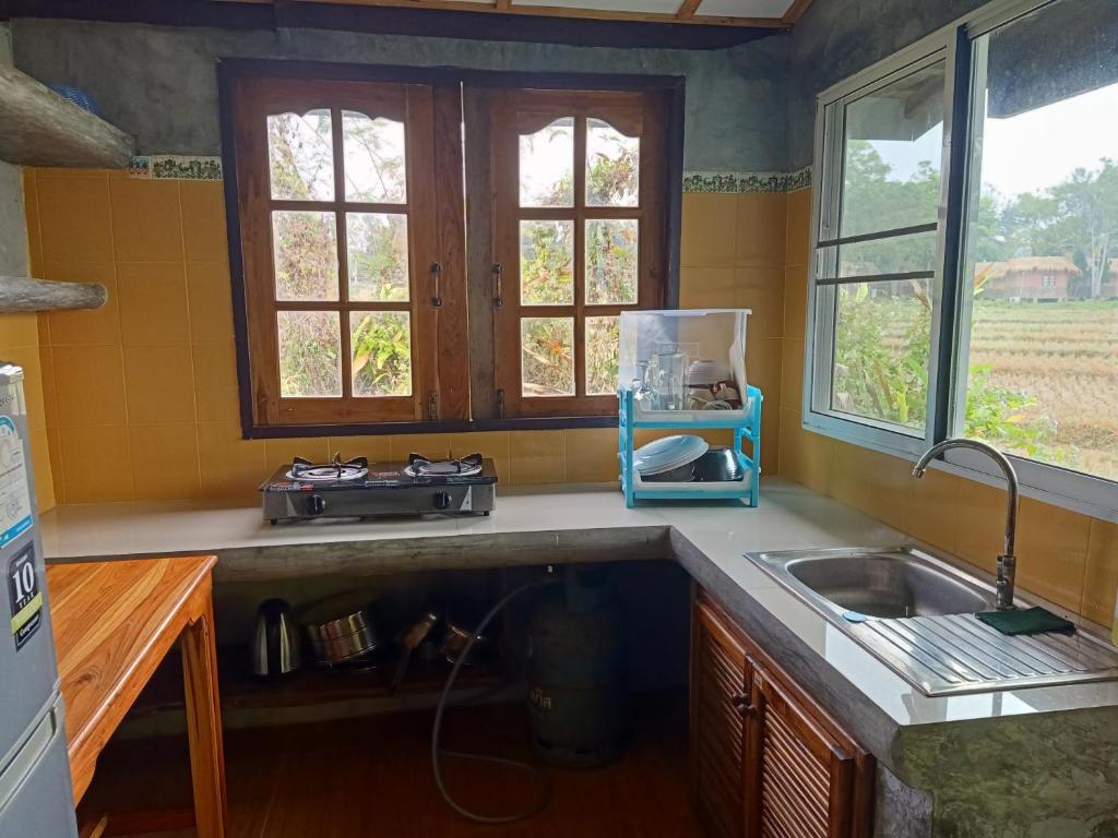 Kuchyň nebo kuchyňský kout v ubytování Ing Doi Guest House