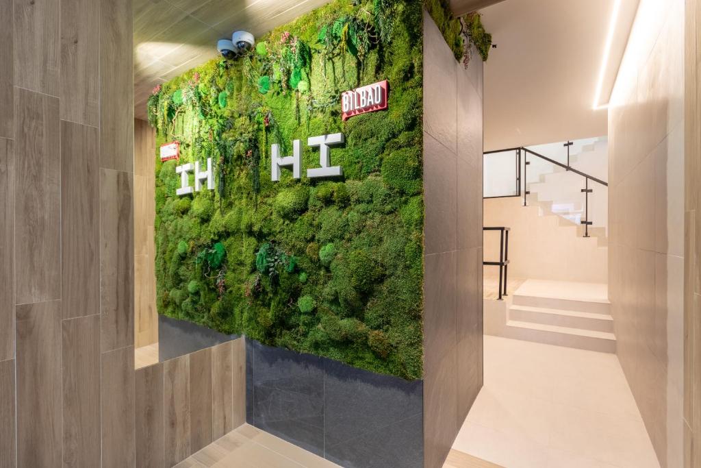 zielony mur w korytarzu budynku w obiekcie HiBilbao Apartments w mieście Bilbao