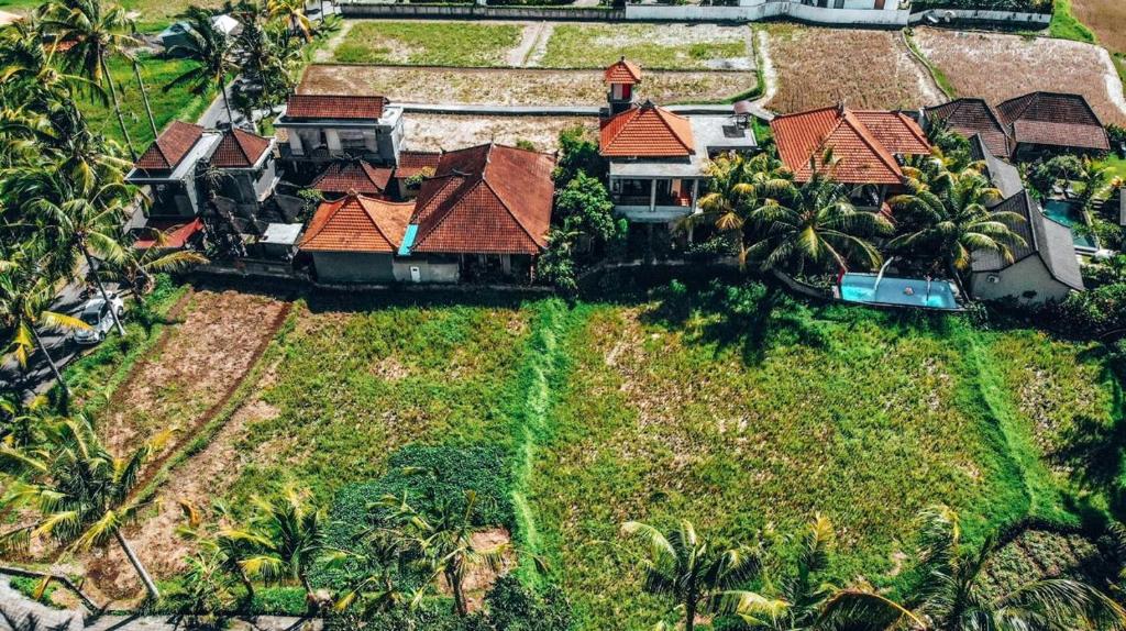 een luchtzicht op een huis met palmbomen bij Semanggi Cottage in Ubud