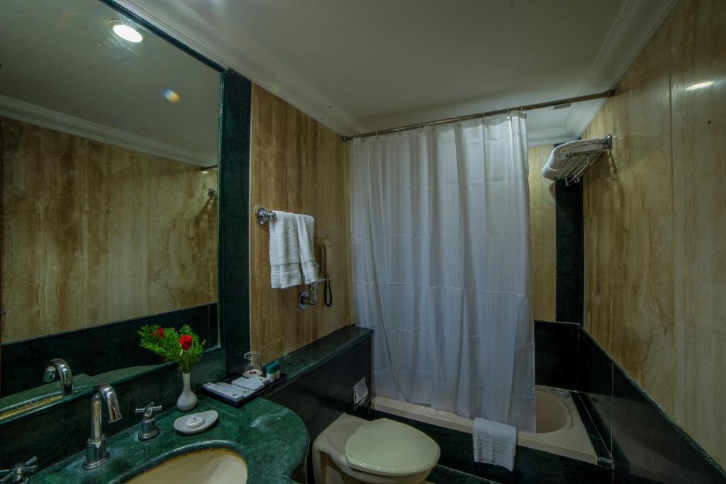 Koupelna v ubytování Raj Park Hotel Chennai