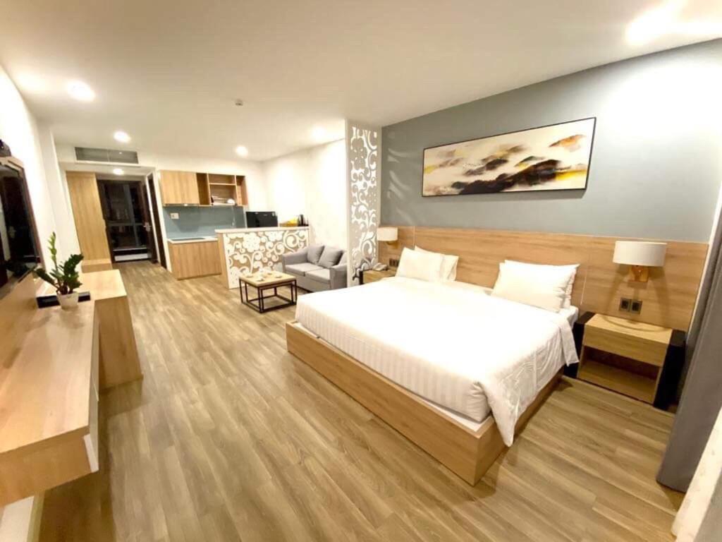 een slaapkamer met een bed en een woonkamer bij LiLy Apartment in Nha Trang