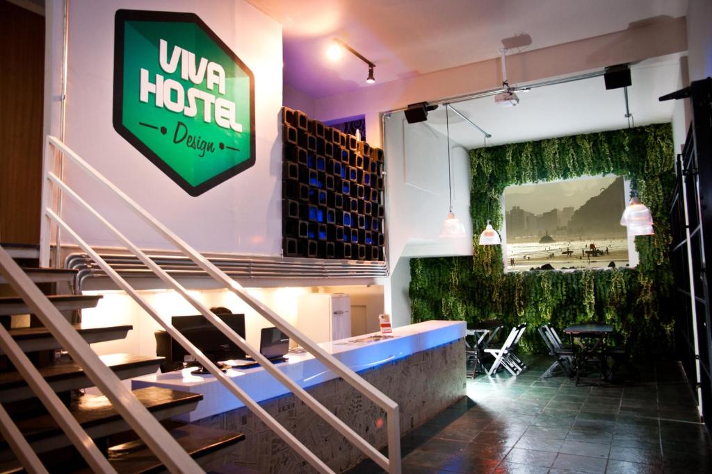 een restaurant met een wijnhotelbord aan de muur bij Viva Hostel Design in Sao Paulo