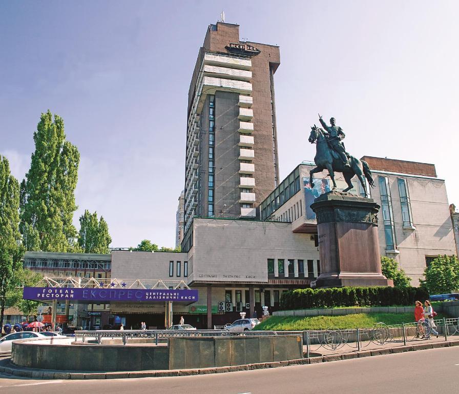 Eine Statue eines Mannes auf einem Pferd vor einem Gebäude in der Unterkunft Hotel Express Congress in Kiew