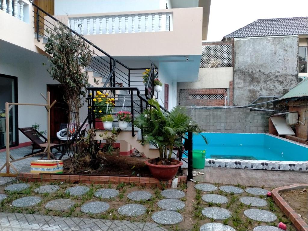 un patio trasero con piscina y una casa en Kim Lien Phu Quoc Guesthouse, en Phu Quoc