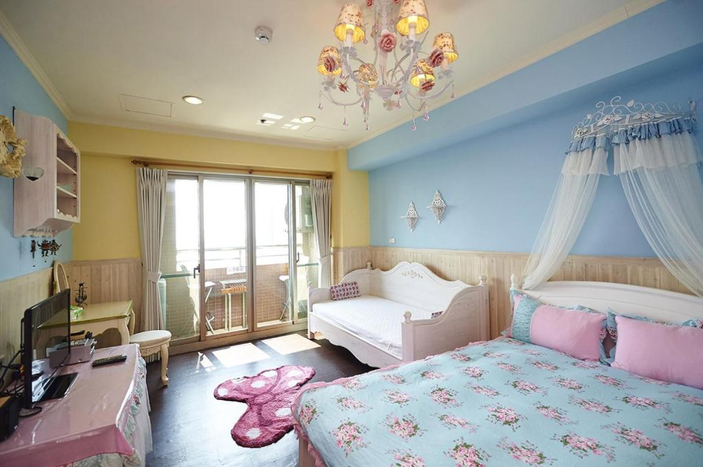 um quarto com uma cama e um lustre em MB Hotel em Kaohsiung