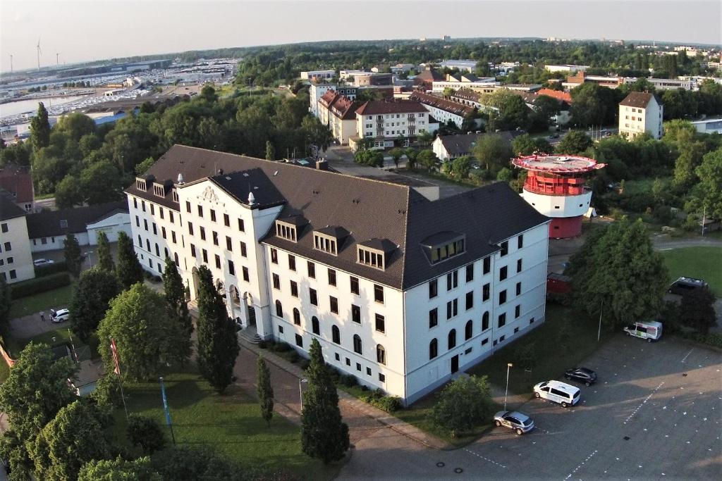 una vista aérea de un gran edificio blanco en havenhostel Bremerhaven, en Bremerhaven