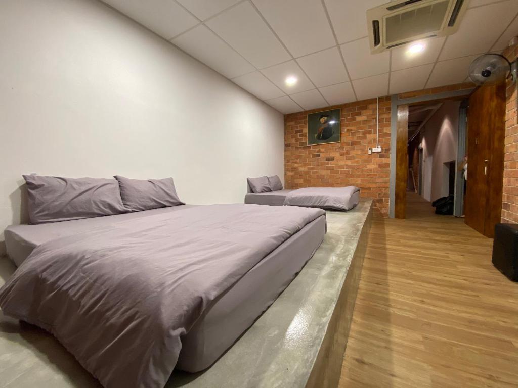 ein Schlafzimmer mit einem großen Bett in einem Zimmer in der Unterkunft UrbanStay Industrial in Ipoh