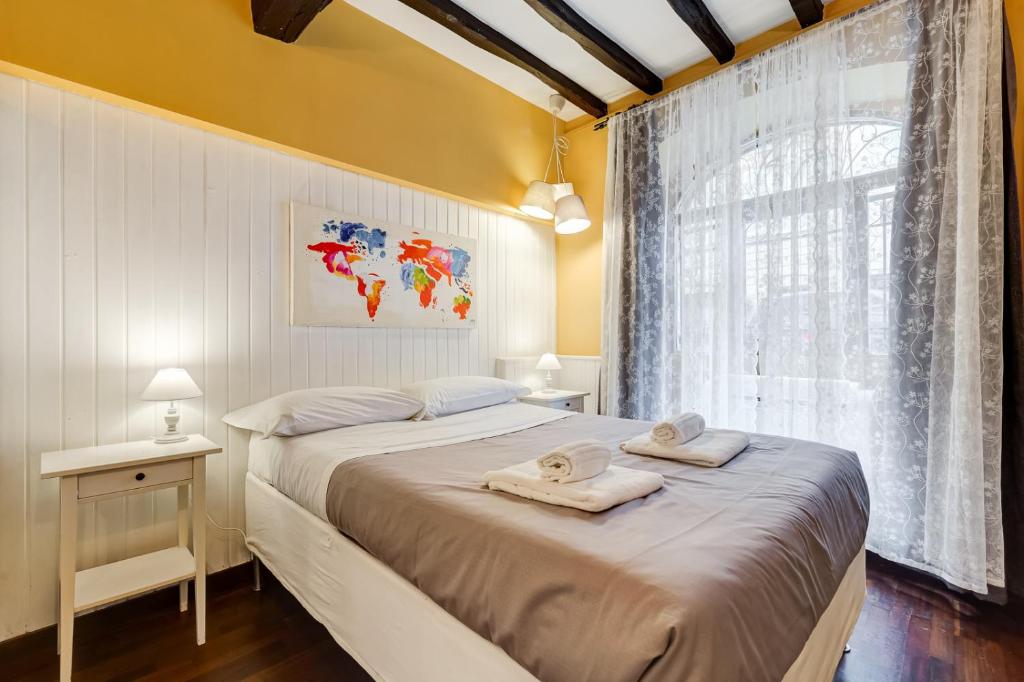 ローマにあるTrastevere Suiteのベッドルーム1室(大型ベッド1台、タオル付)