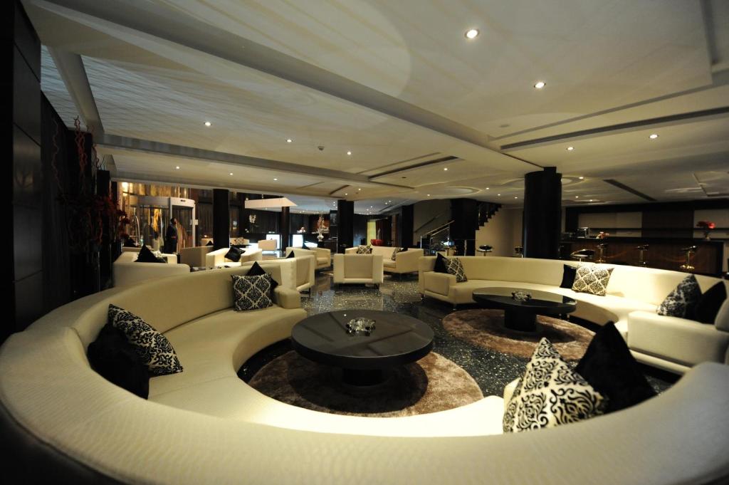 - un salon avec des canapés blancs et une table dans l'établissement Rive Hotel, à Rabat