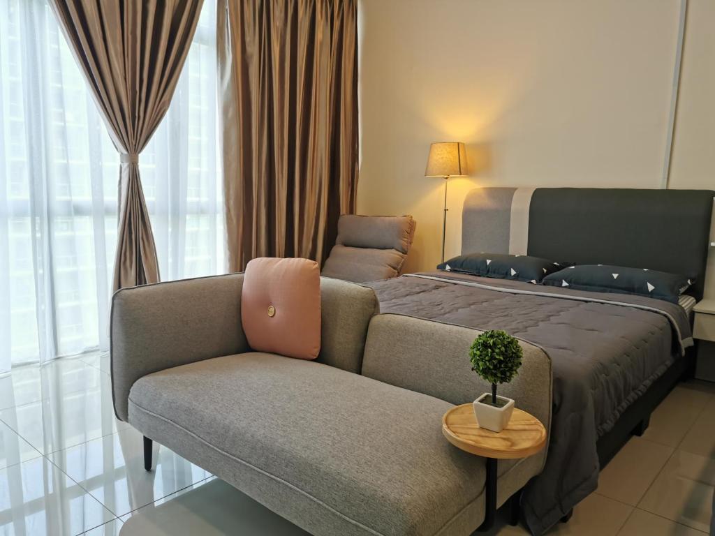 une chambre d'hôtel avec un lit, un canapé et une table dans l'établissement Palazio Studio Mount Austin Near Toppen Ikea Homestay By JYNest, à Johor Bahru