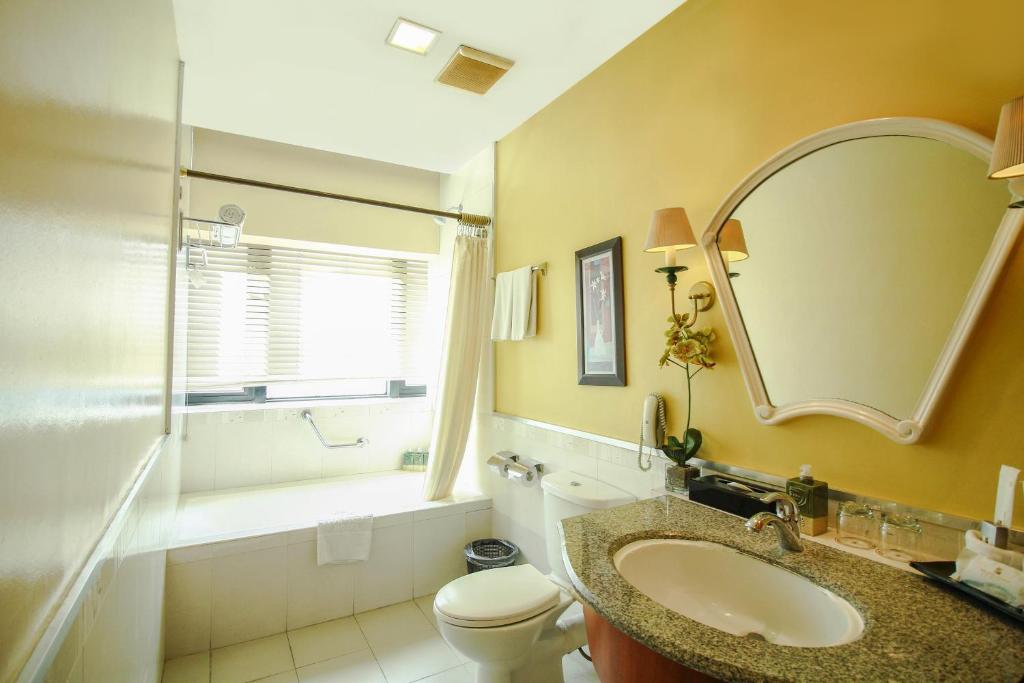 Koupelna v ubytování Makati Palace Hotel