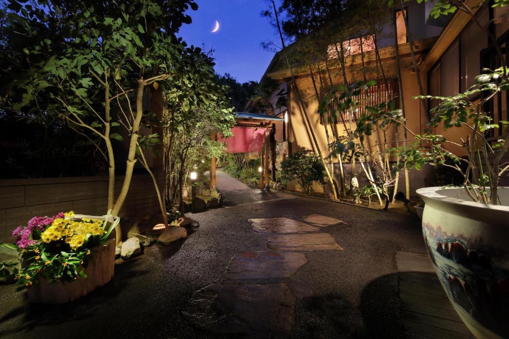 館山的住宿－哈那希布基日式旅館，楼边有盆栽的小巷