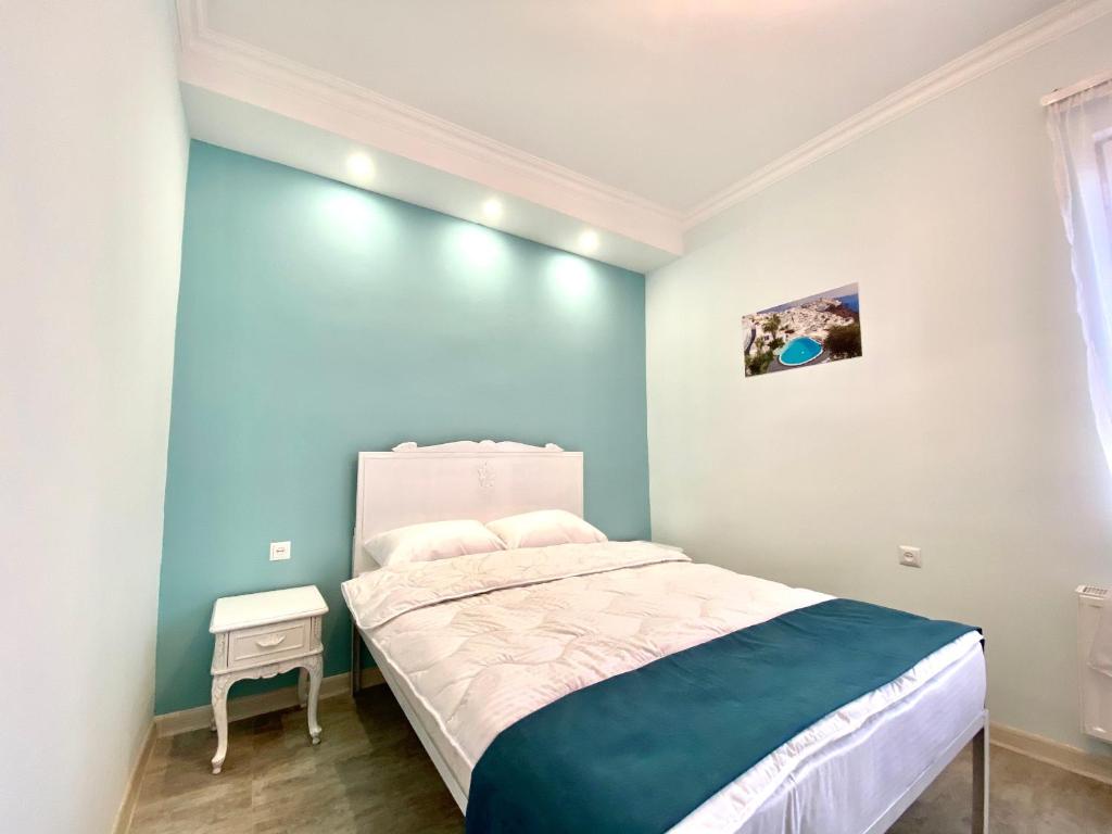Postel nebo postele na pokoji v ubytování SANTORINI hotel & hostel