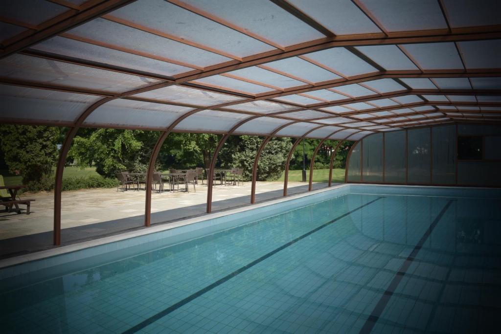 Bazén v ubytování Geréby Kúria Hotel és Lovasudvar nebo v jeho okolí
