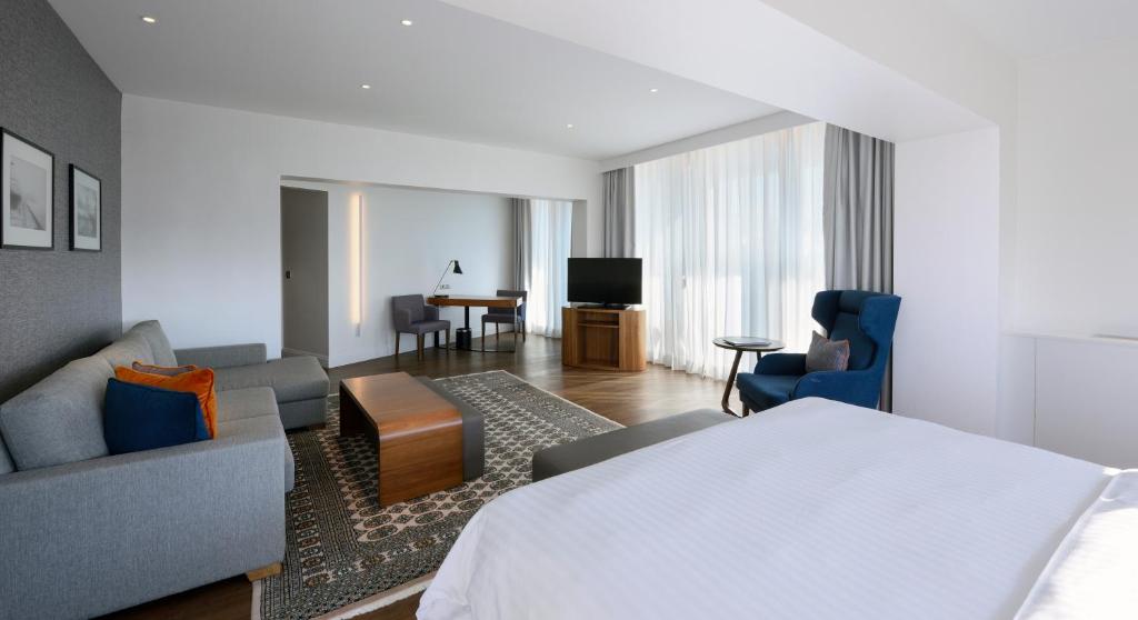 
Junior Suite with City View
